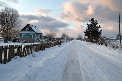Do kogo należy odśnieżanie chodnika przy posesji? Obowiązek właściciela działki czy miasta?