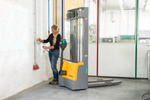 Akumulatorowy podnośnikowy wózek widłowy Jungheinrich z dyszlem, typ EJC M10 ZT. Wys. podnoszenia 2500 mm. Udźwig 1000 kg.+DOSTAWA GRATIS DOSTĘPNY OD RĘKI!!