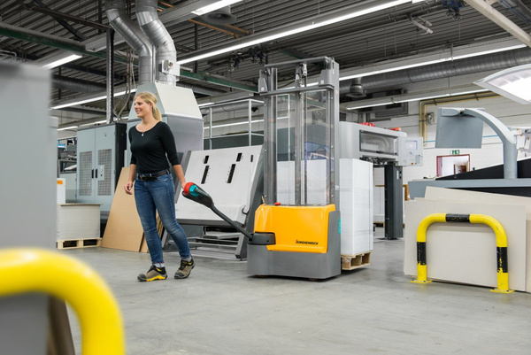 Akumulatorowy podnośnikowy wózek widłowy Jungheinrich z dyszlem, typ EJC M10 ZT. Wys. podnoszenia 2900 mm. Udźwig 1000 kg.+DOSTAWA GRATIS